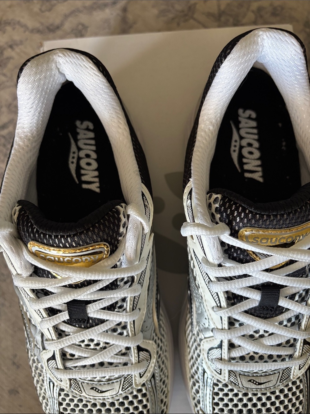 Saucony Men’s Progrid Omni 9 Retro Running Shoes - size 10 - Silver/Gold - Picture 4 of 7
